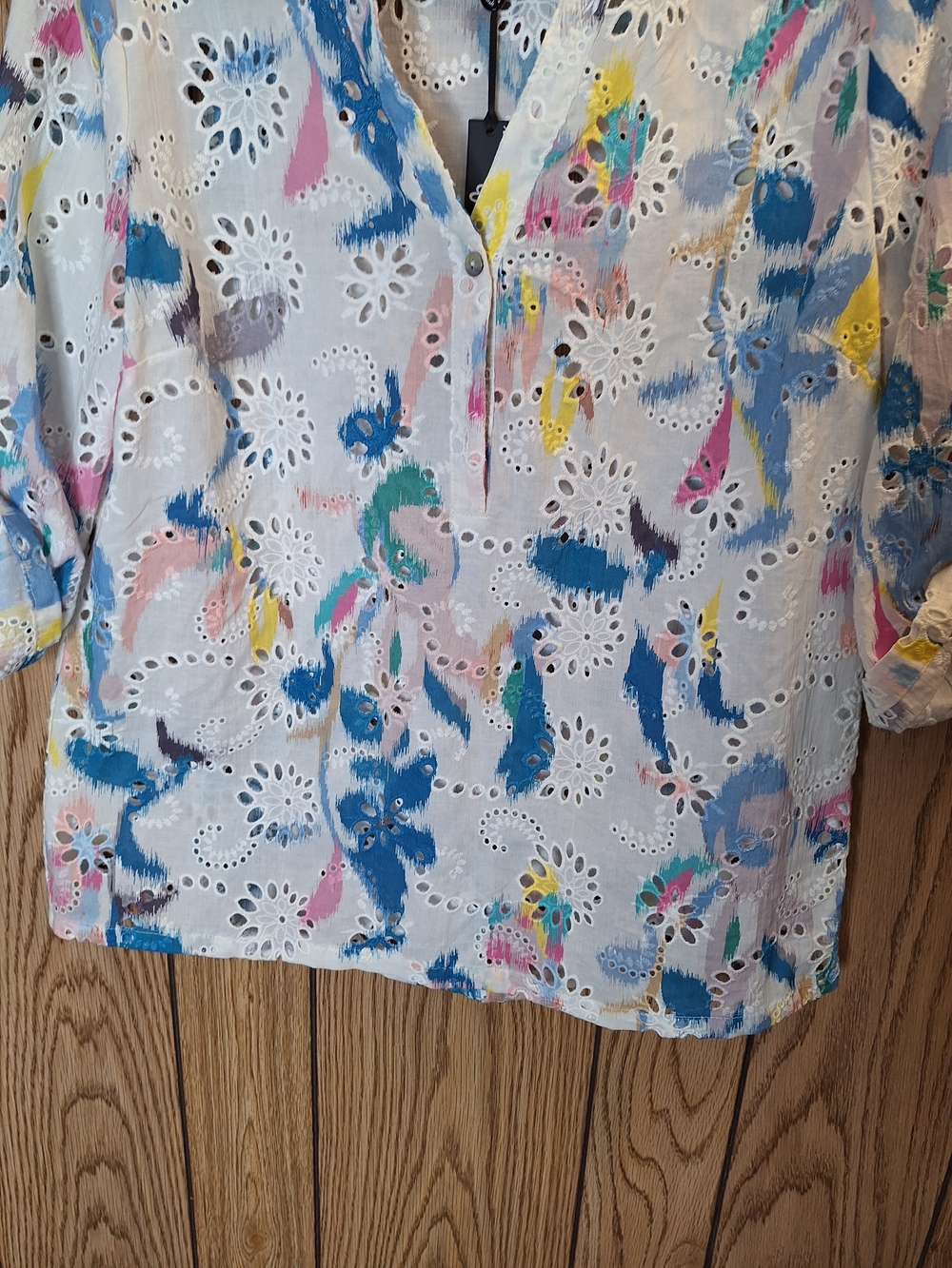 CHARLIE B White Eyelet Blouse with Multicolor Brushstroke Print Size Small NWT - Picture 3 of 7